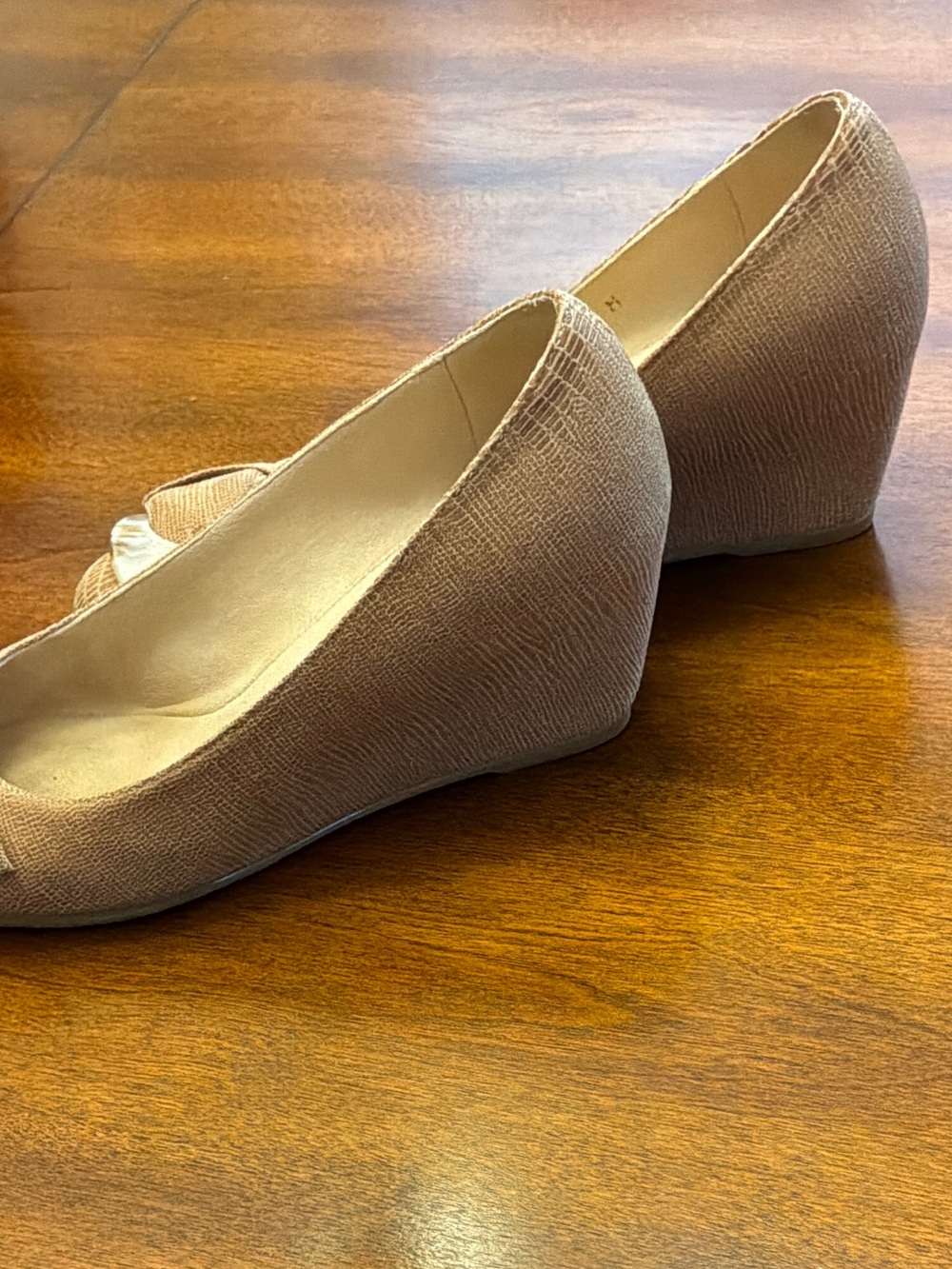 Stuart Weitzman Tan Leather Bow Flats with Tortoiseshell Accent - Picture 2 of 10